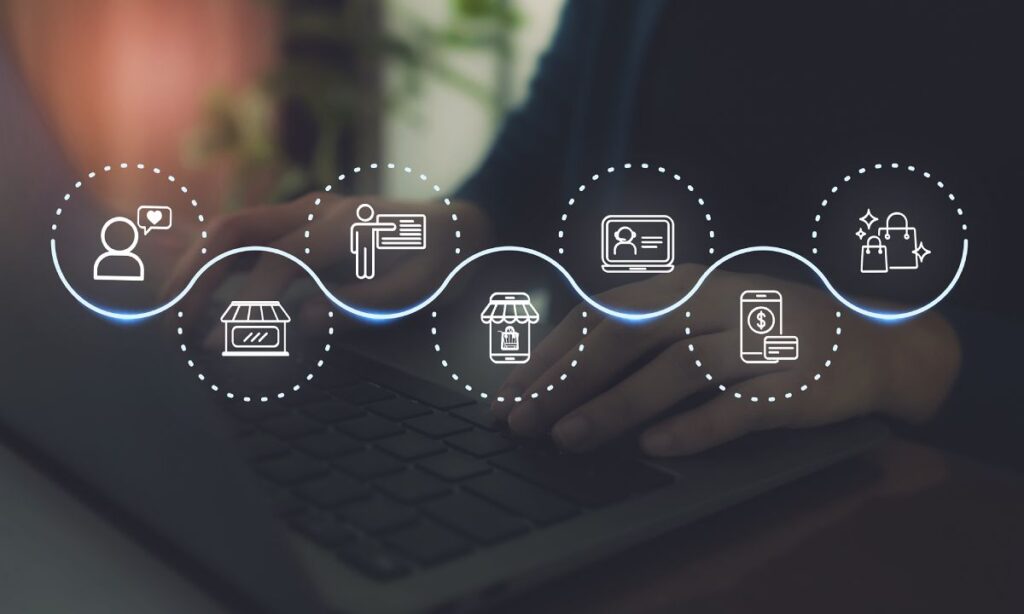 Iconografía de las etapas del Customer Journey sobre fondo de teclado, representando el proceso de interacción entre cliente y marca.